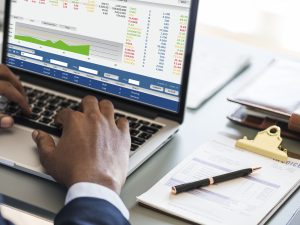 homme-d-affaires-noir-a-l-aide-d-un-ordinateur-portable (1)